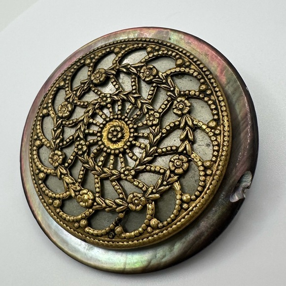Antique jumbo mother of pearl abalone gold tone round button upcycled brooch pin - Picture 4 of 8